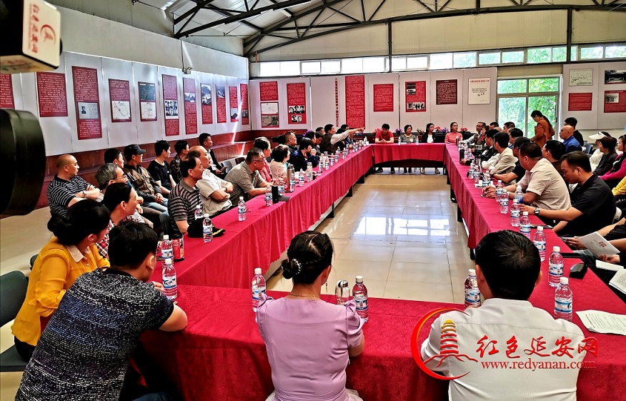 座谈会.jpg