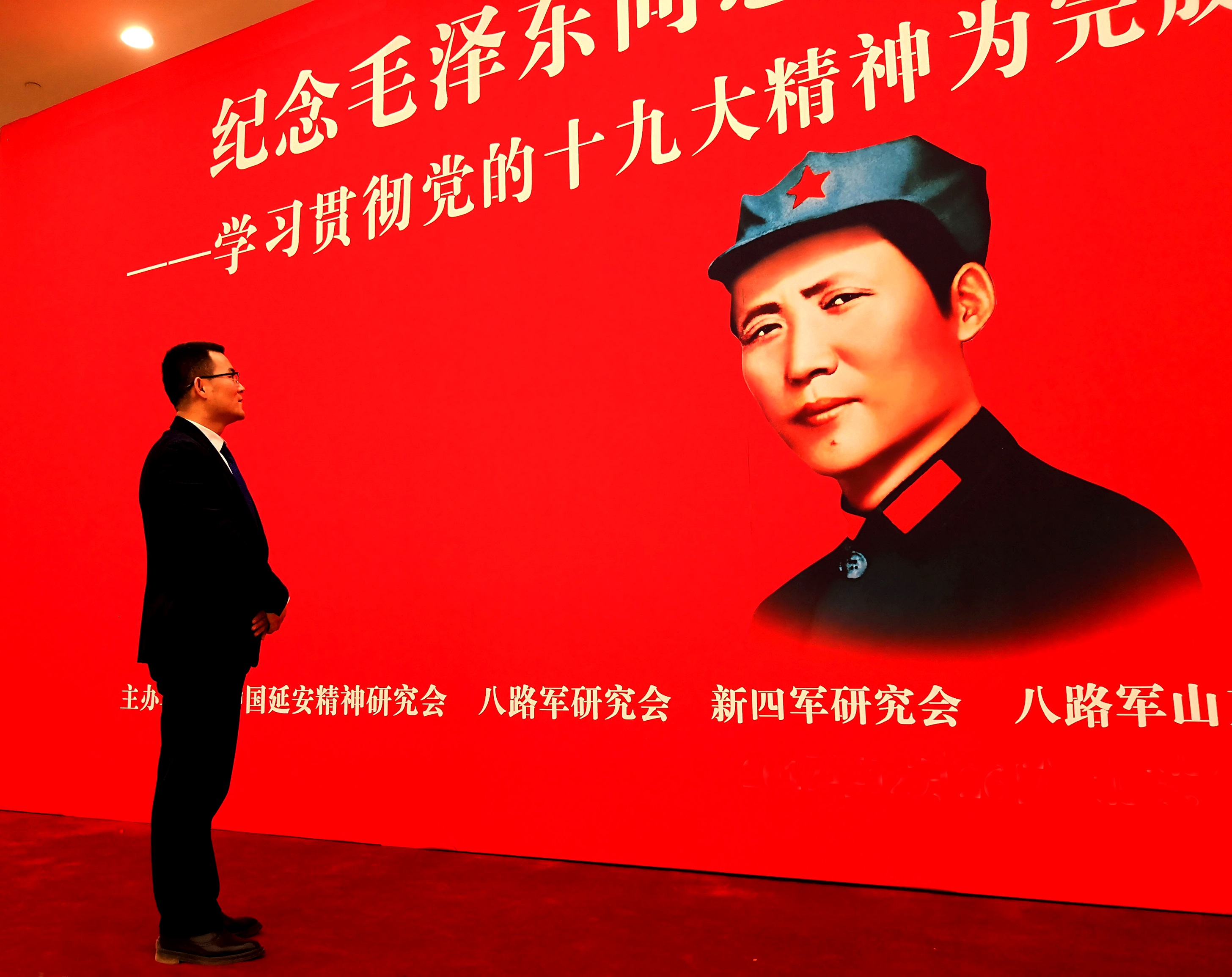 常世民纪念毛主席【仰望毛主席】.jpg